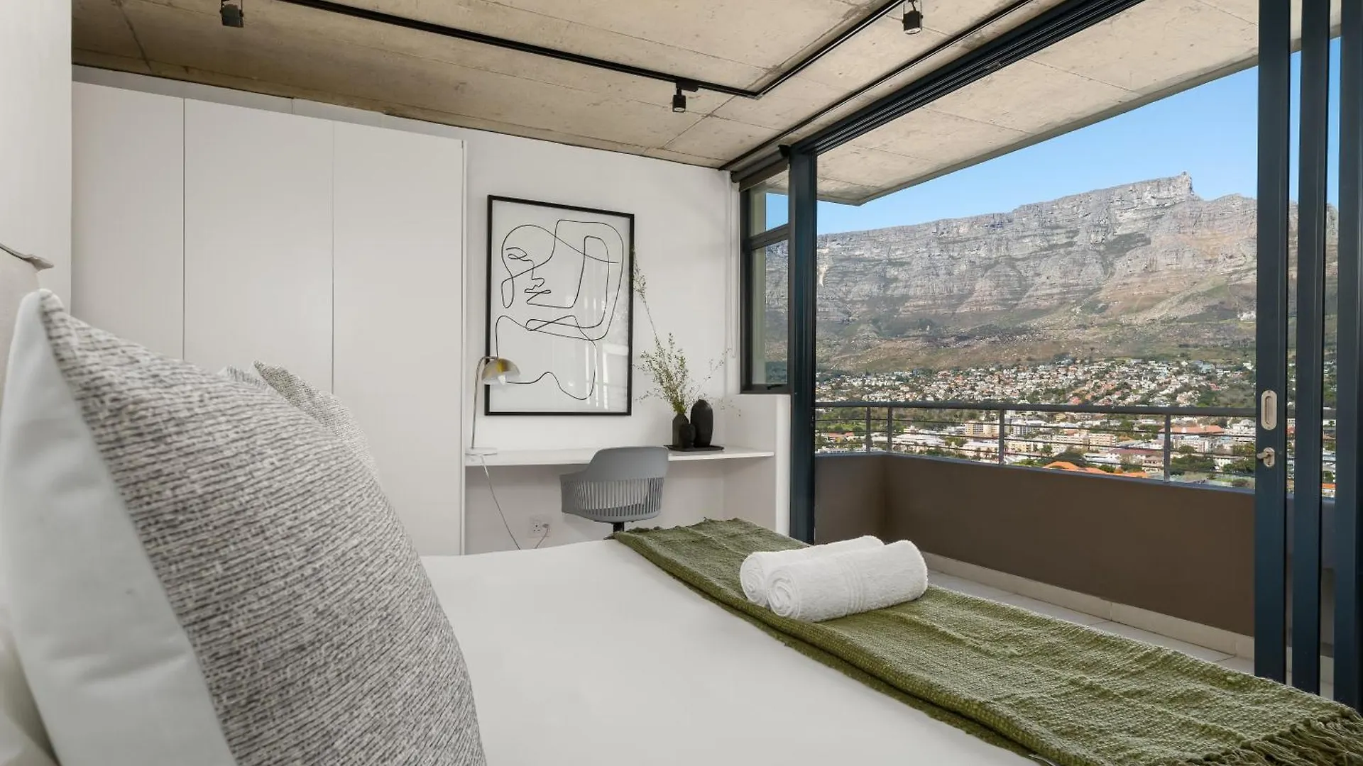 ケープタウンLuxe Penthouse L Private Pool L Mountain Viewsアパートメント 0*, ケープタウン